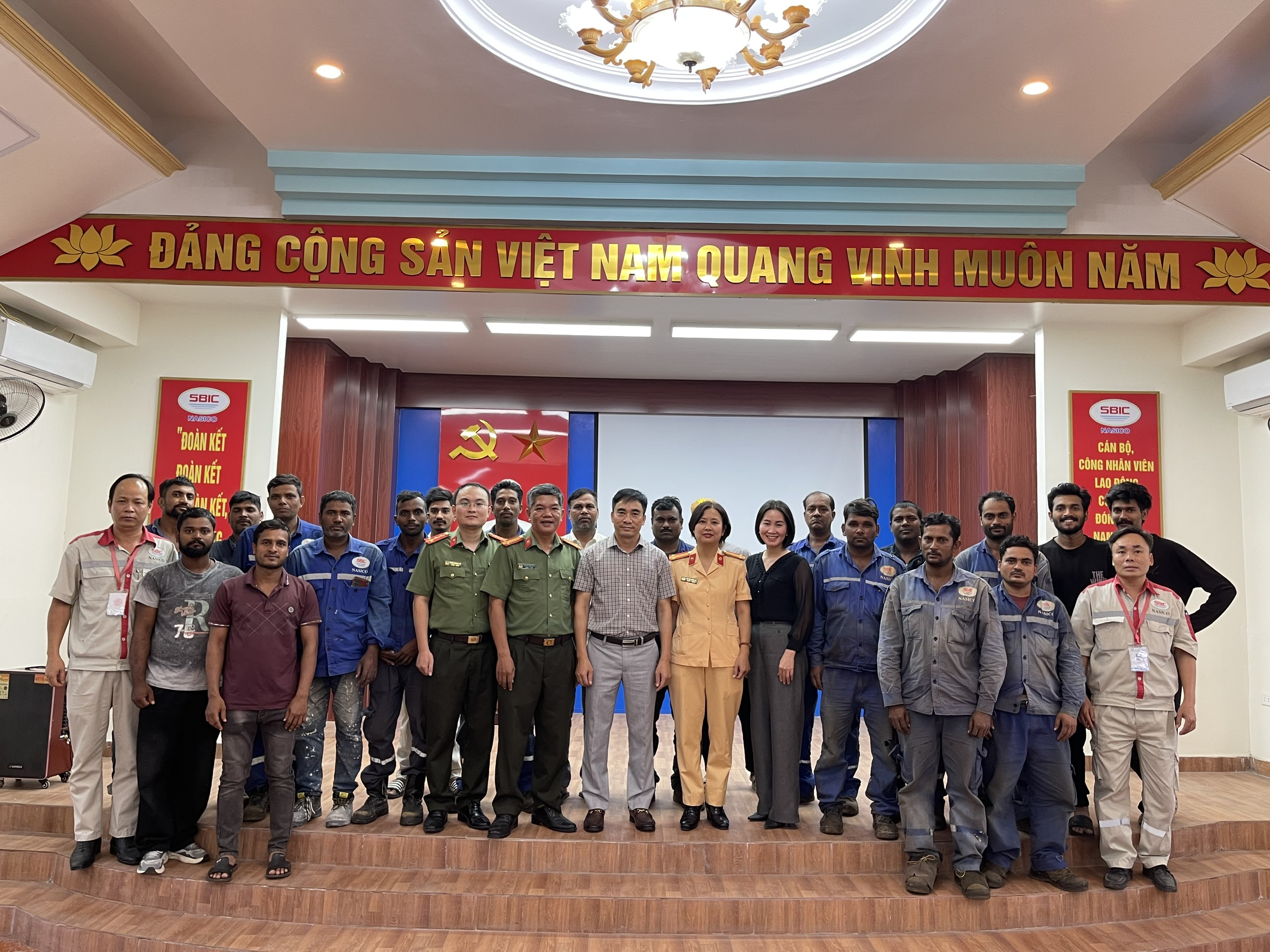 Tuyên truyền an toàn giao thông cho gần 200 người lao động, công nhân người nước ngoài tại Công ty TNHH MTV Đóng tàu Nam Triệu